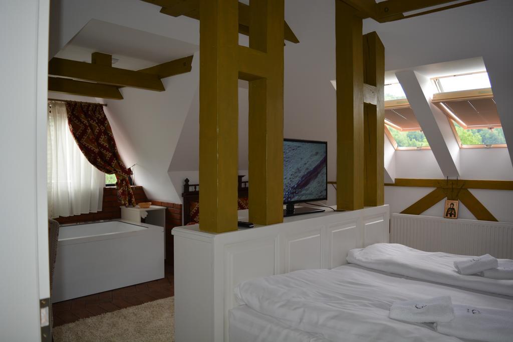 Conacul Bratescu Hotel Törcsvár Kültér fotó